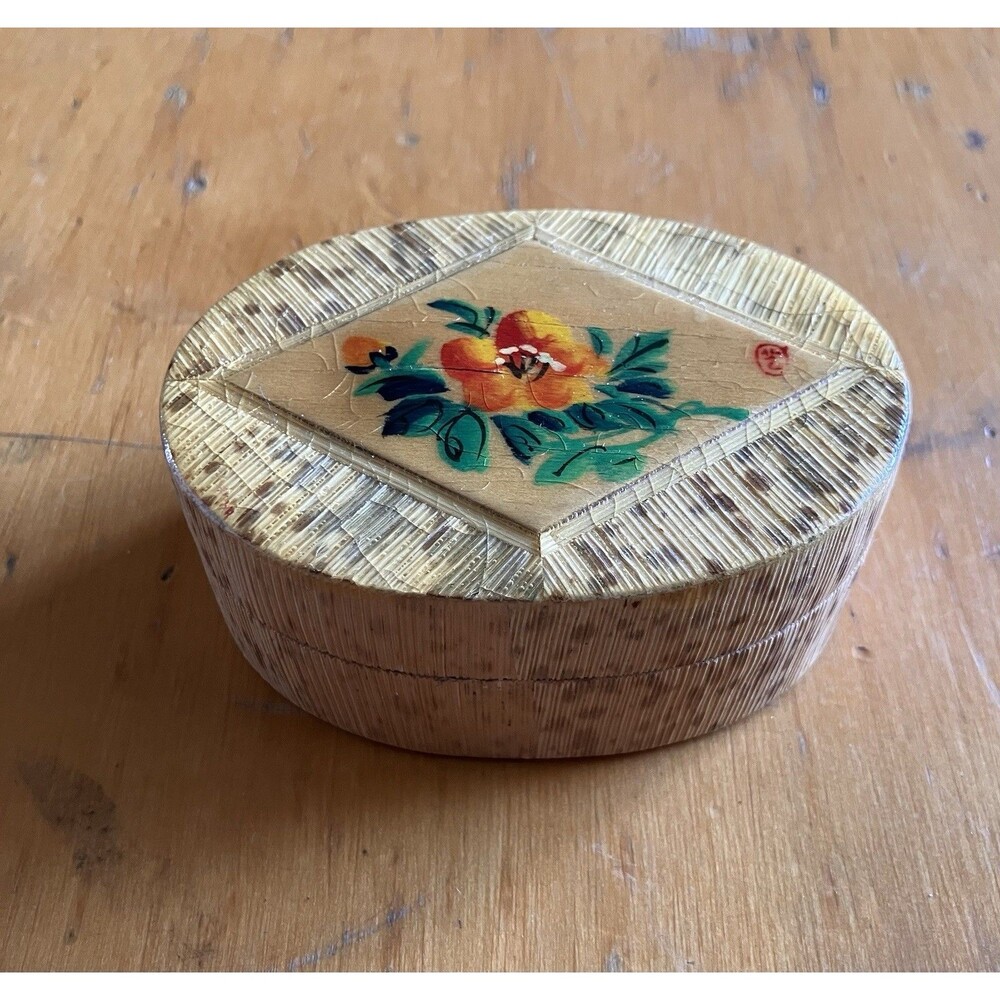 VTG Chinese Bamboo Straw Marquetry Flower Oval Trinket Small 3” Green Silk Lined - Picture 1 of 7